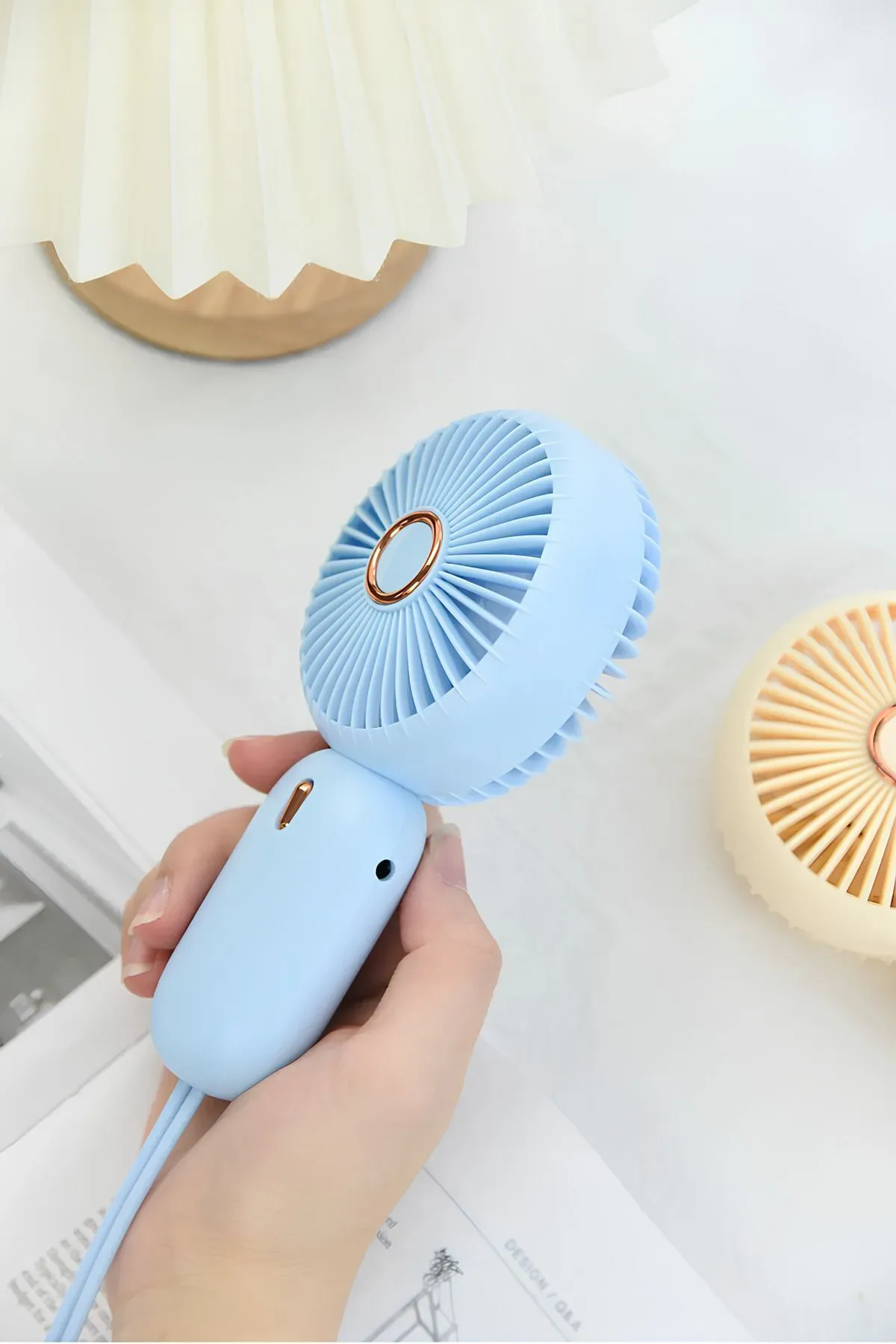 Güçlü Parvaneli Renkli Mini El Fanı Taşınabilir Şarjlı Taşıma İpli Vantilatör